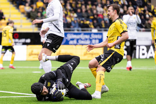 Mjällbys målvakt Noel Törnqvist och Simon Olsson