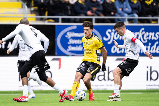 Elfsborgs Besfort Zeneli och Mjällbys Jesper Gustavsson