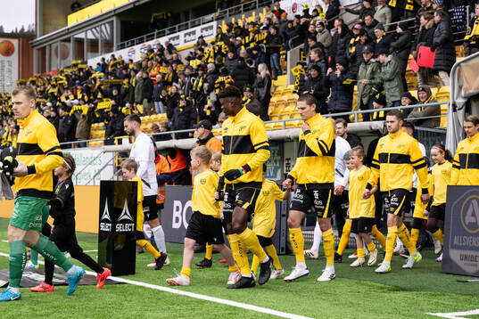 Lagen kommer in på arenan