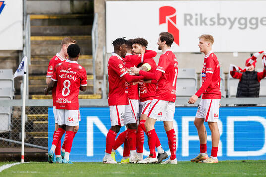 Degerfors spelare jublar