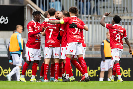 Degerfors Omar Faraj jublar med lagkamrater