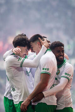 Hammarbys Jusef Erabi jublar med Sebastian Tounekti och
