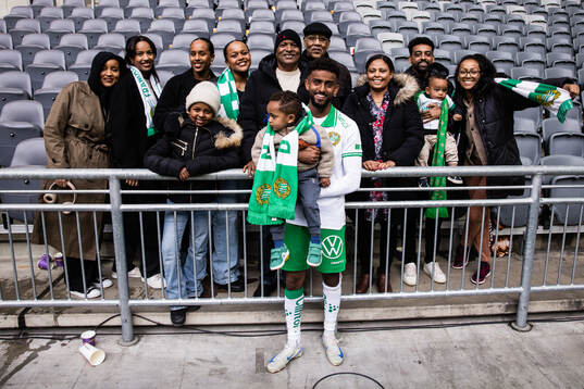 Hammarbys Tesfaldet Tekie med familj