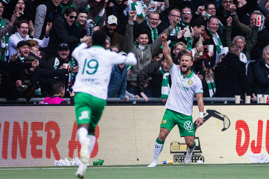 Hammarbys Simon Strand jublar
