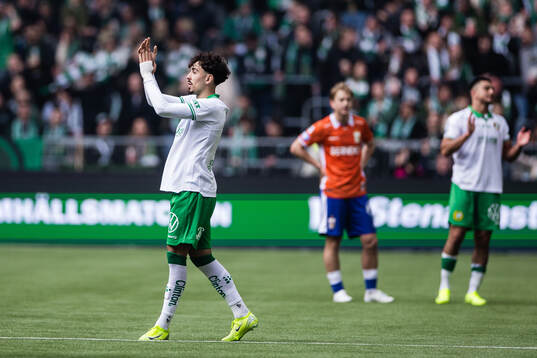 Hammarbys Sebastian Tounekti applåderar publiken i samband