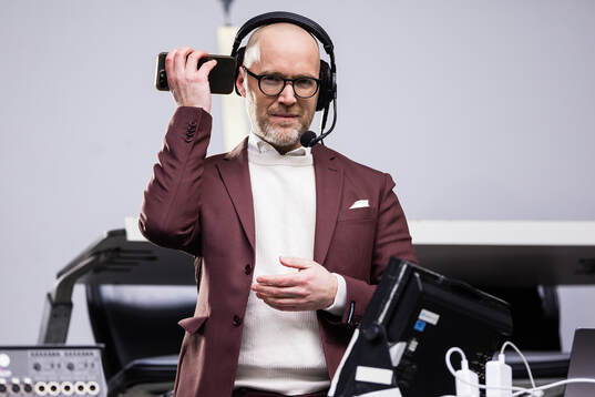 Max kommentator Petter Barrling på läktaren