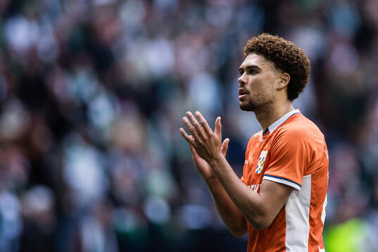 IFK Göteborgs Thomas Santos applåderar publiken