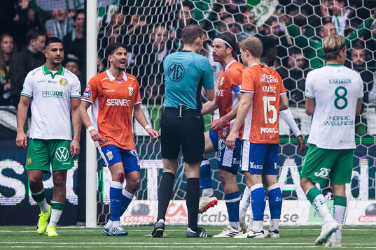 IFK Göteborgs Gustav Svensson i diskussion med domare