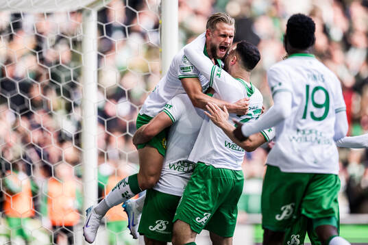 Hammarbys Simon Strand jublar med lagkamrater