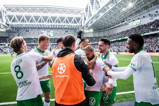 Hammarbys Simon Strand jublar med lagkamrater