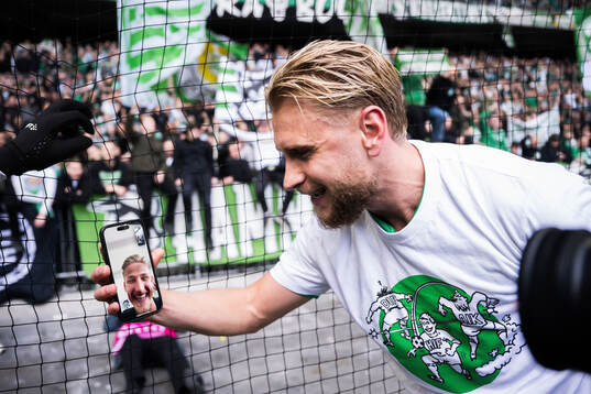 Hammarbys Simon Strand jublar med Fredrik Hammar