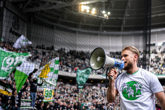 Hammarbys Simon Strand jublar