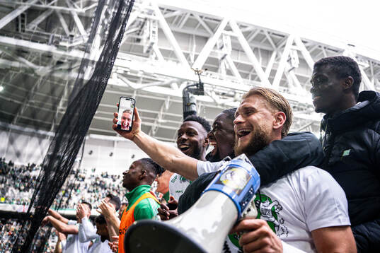 Hammarbys Simon Strand jublar med lagkamrater och tiidgare