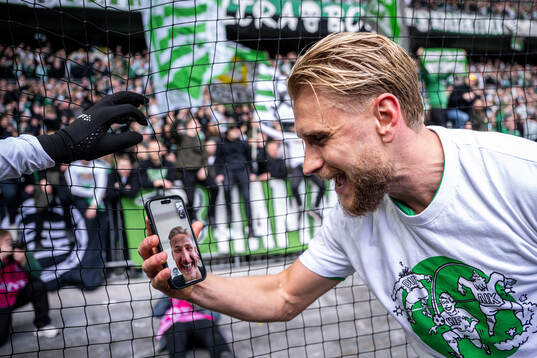Hammarbys Simon Strand jublar med tidgare Hammarby spelaren