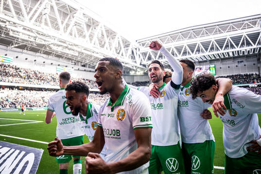 Hammarbys Paulos Abraham och Nahir Besara jublar med