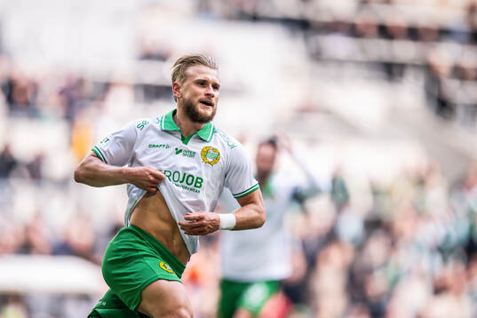 Hammarbys Simon Strand jublar