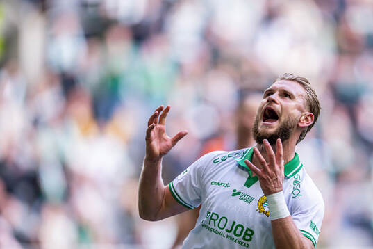 Hammarbys Simon Strand reagerar
