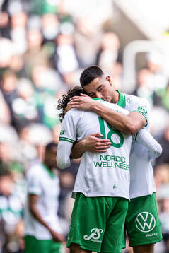 Hammarbys Sebastian Tounekti och Jusef Erabi kramar om