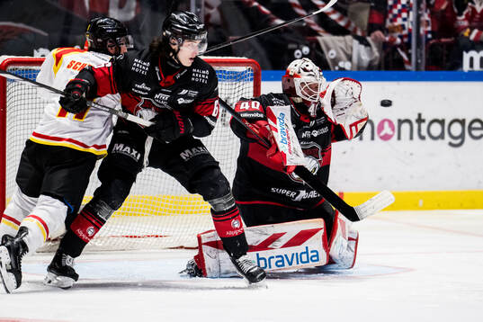 Malmö Redhawks Dominik Badinka och målvakt Oskar Blomgren