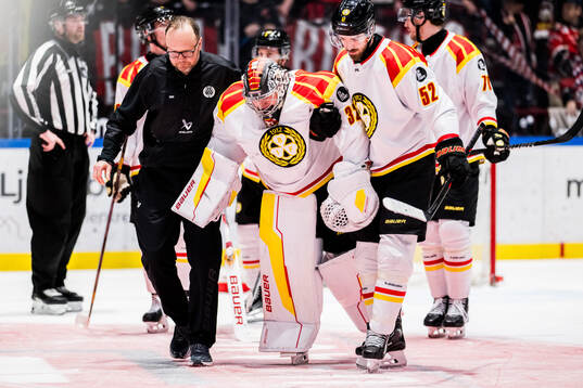 Brynäs Jack Kopacka hjälper Ludvig Persson av isen