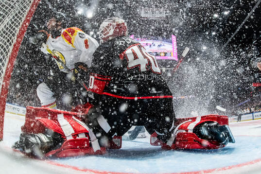 Brynäs Bobby Trivigno och Malmö Redhawks målvakt Oskar