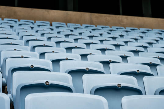 Stolar på läktaren på Eleda Stadion