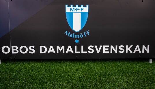 Malmö FFs klubbmärke och OBOS Damallsvenskan skylt