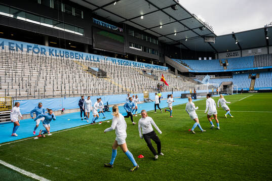 Malmö FFs spelare värmer upp