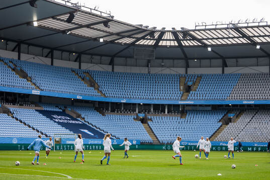 Malmö FFs spelare värmer upp