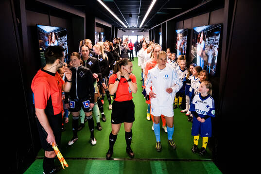 IFK Norrköpings Fanny Andersson och Domare Hanna Laajanen