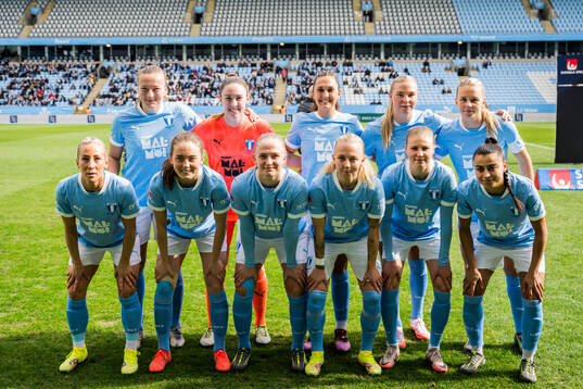 Malmö FFs startelva ställer upp för en lagbild