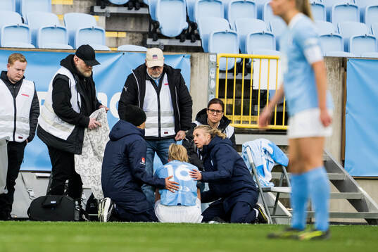 Malmö FFs Tuva Skoog får vård av medicinsk personal