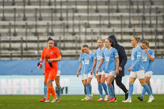 Malmö FFs målvakt Moa Öhman och Matilda Kristell deppar