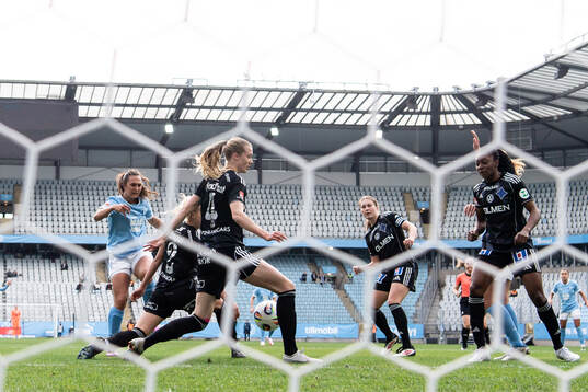 Malmö FFs Isabella D'Aquila skjuter och IFK Norrköpings