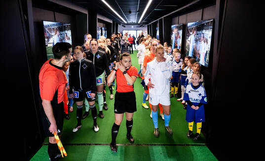 IFK Norrköpings Fanny Andersson, domare Hanna Laajanen och