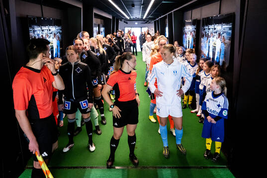 IFK Norrköpings Fanny Andersson, domare Hanna Laajanen och