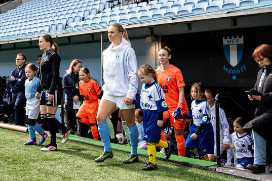 Malmö FFs Nellie Lilja och målvakt Moa Öhman gör entré