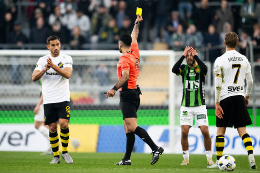 GAIS Edvin Becirovic tilldelas gult kort av domare Mohammed