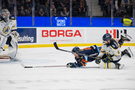 Djurgårdens Tyler Kelleher och Södertäljes Olli Vainio