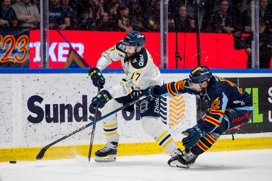 Södertäljes Amil Krupic och Djurgårdens Marcus Krüger