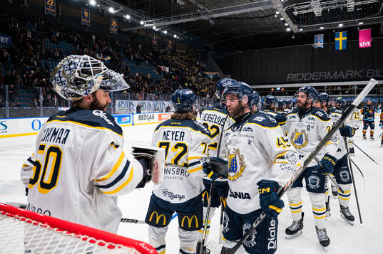 Södertäljes målvakt Frans Tuohimaa jublar med Sebastian