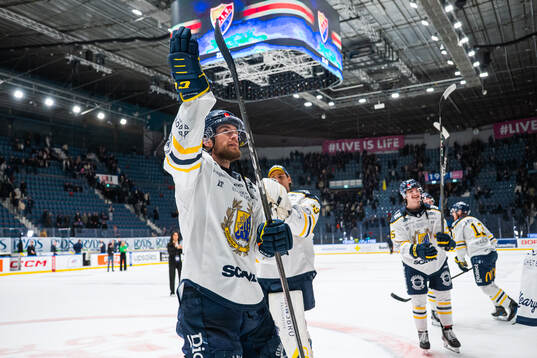 Södertäljes Olli Vainio jublar