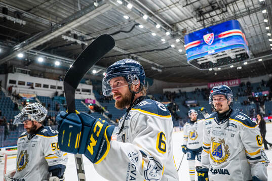 Södertäljes Olli Vainio jublar