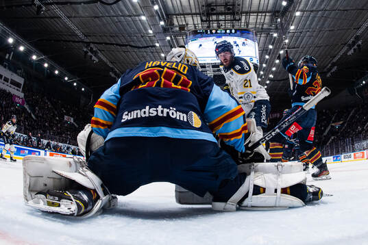 Södertäljes Nolan Stevens framför Djurgårdens målvakt
