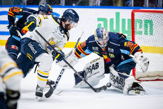 Södertäljes Nolan Stevens och Djurgårdens målvakt Hugo