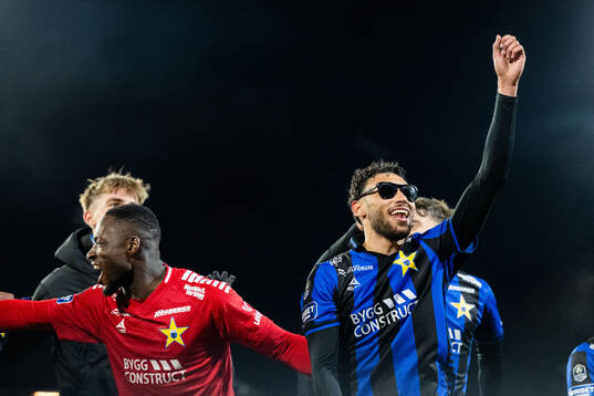 Sirius målvakt Ismael Diawara och Joakim Persson jublar