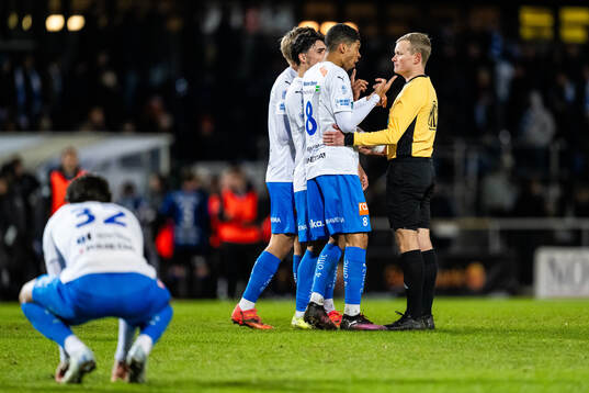 Värnamos Mohammad Alsalkhadi och Luke Le Roux i diskussion