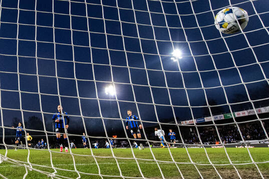 Värnamos Carl Johansson (ej i bild) gör 1-0