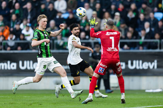 GAIS Filip Beckman och målvakt Mergim Krasniqi mot AIKs