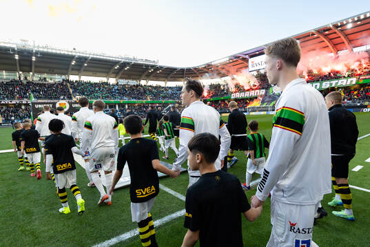 Spelarna på väg ut för line up